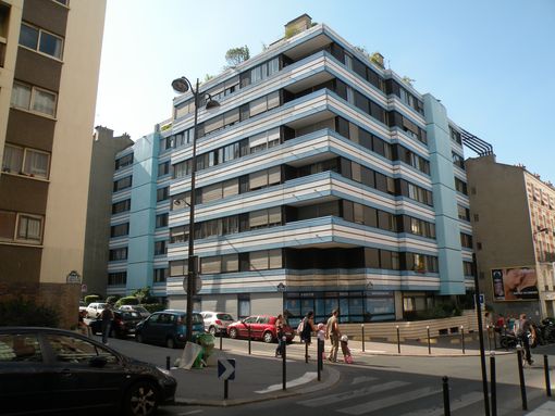  Immeuble pittoresque, bandes bleues et blanches,